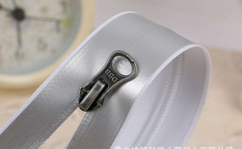 splash-proof zipper